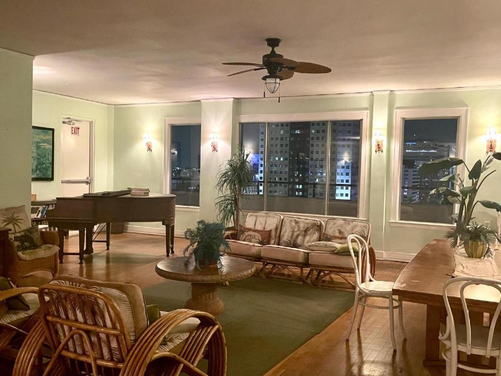 Private Cozy Studio, Peek A Boo Ocean View For 2 Long Beach Eksteriør billede